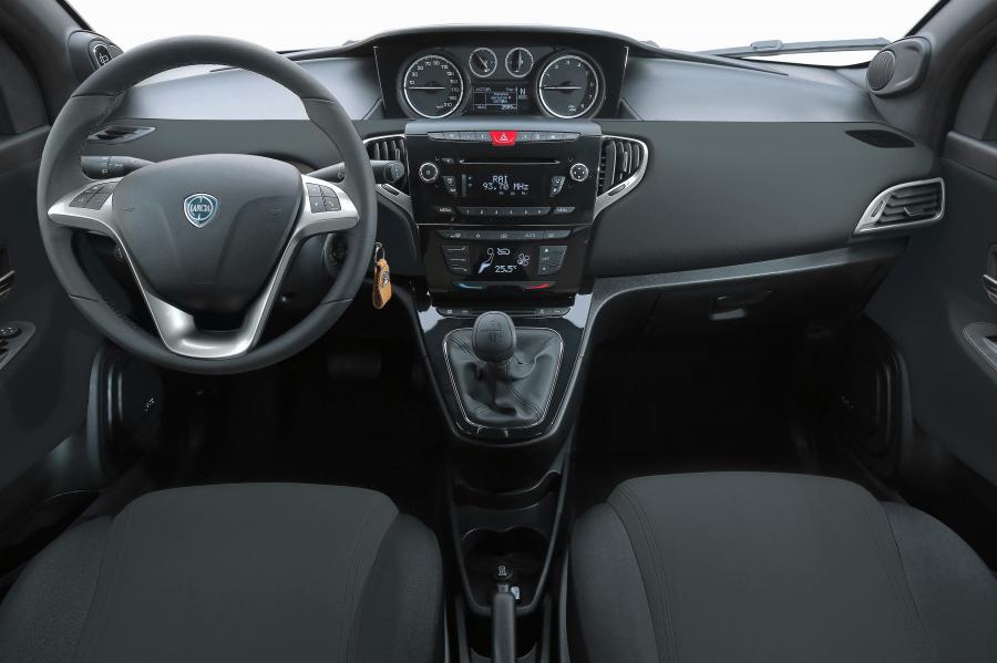 Панель приборов Lancia Ypsilon 30th Anniversary (846) 2015 года  (фото 2 из 22)